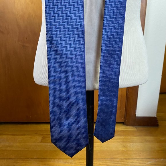 Isaac Mizrahi Tie - Men's Blue Striped Polyester Necktie Handmade in China - Picture 2 of 7